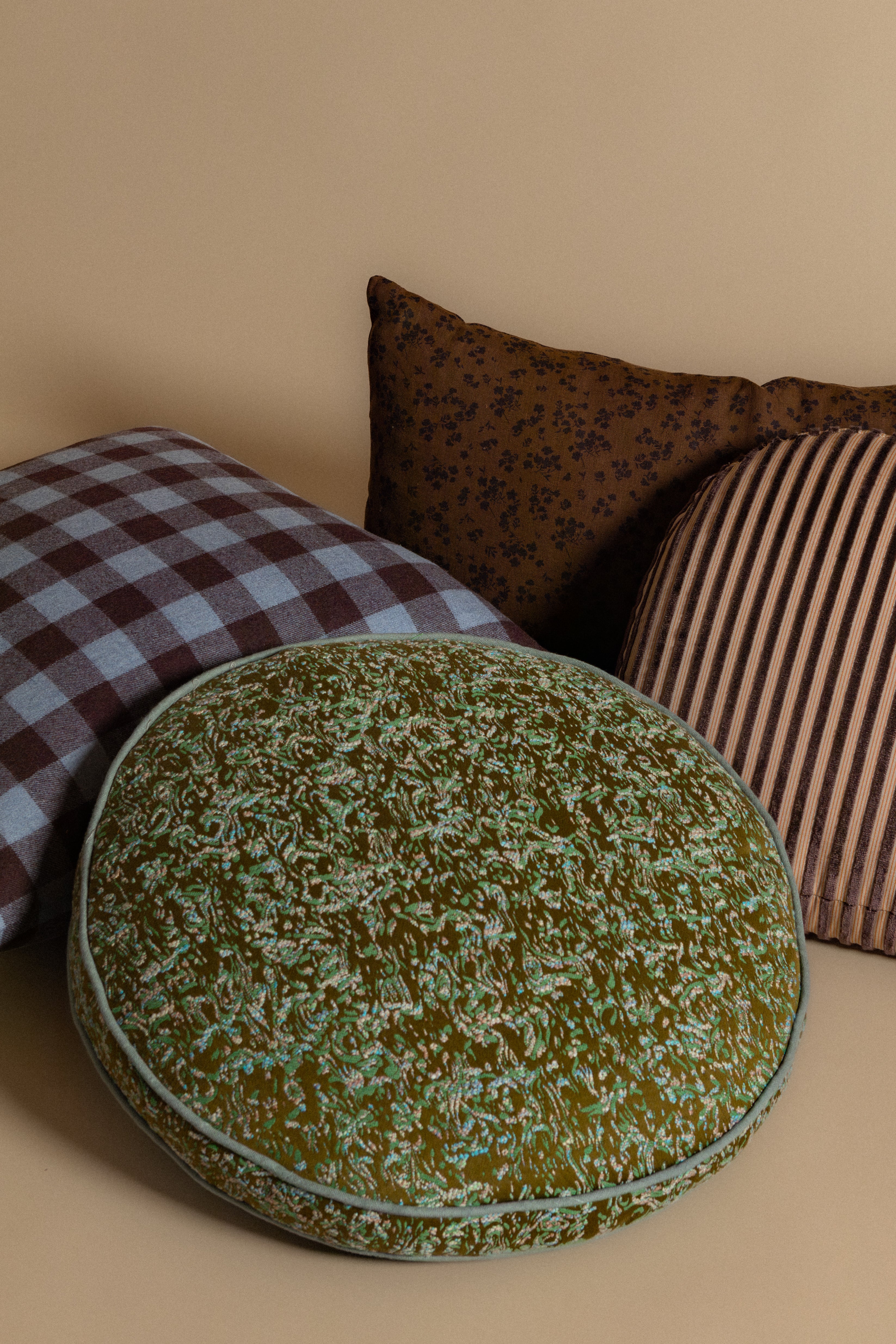 August Lumbar in Umber Flora