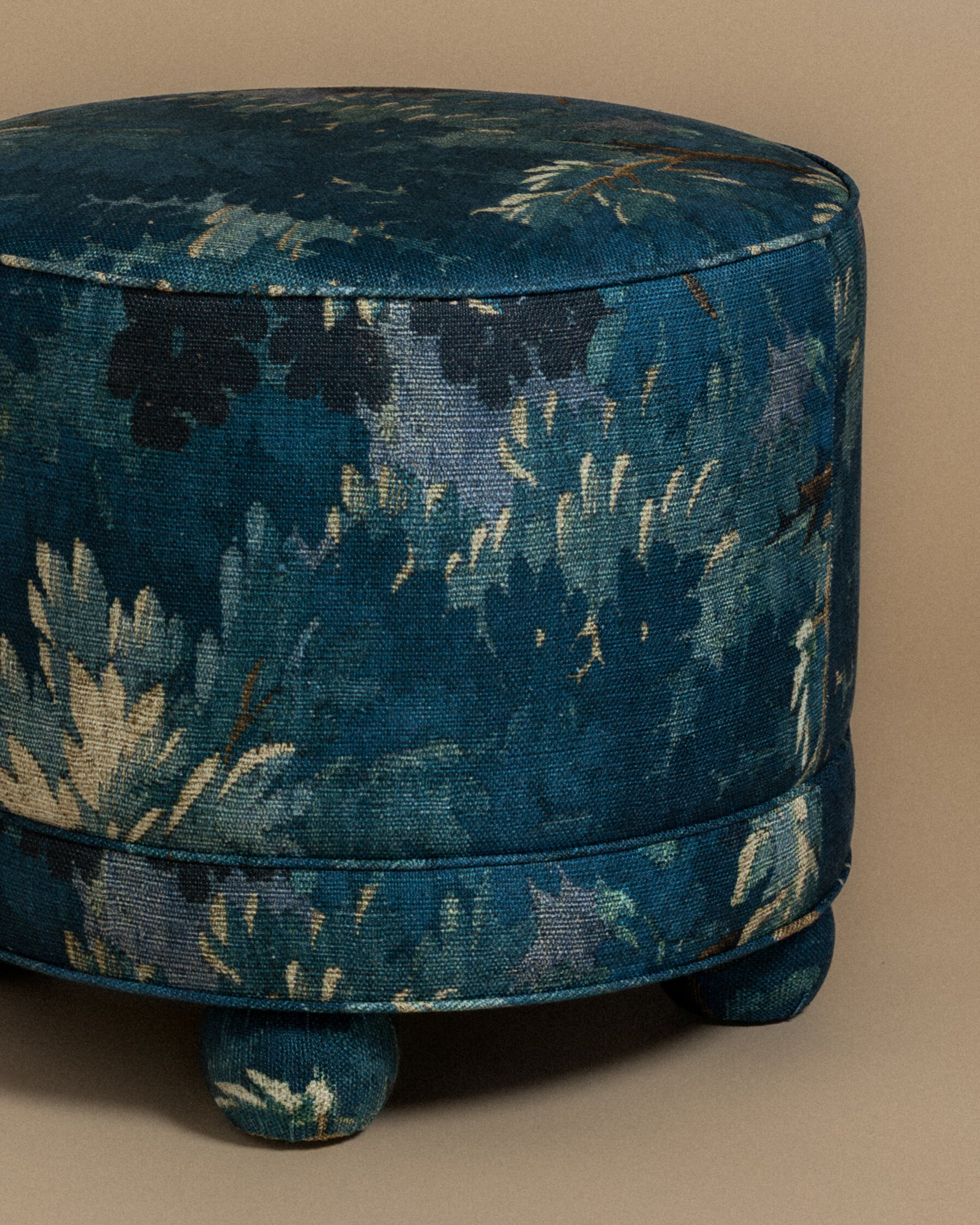 Ellis Ottoman in Schwarzwald Bleu Nuit