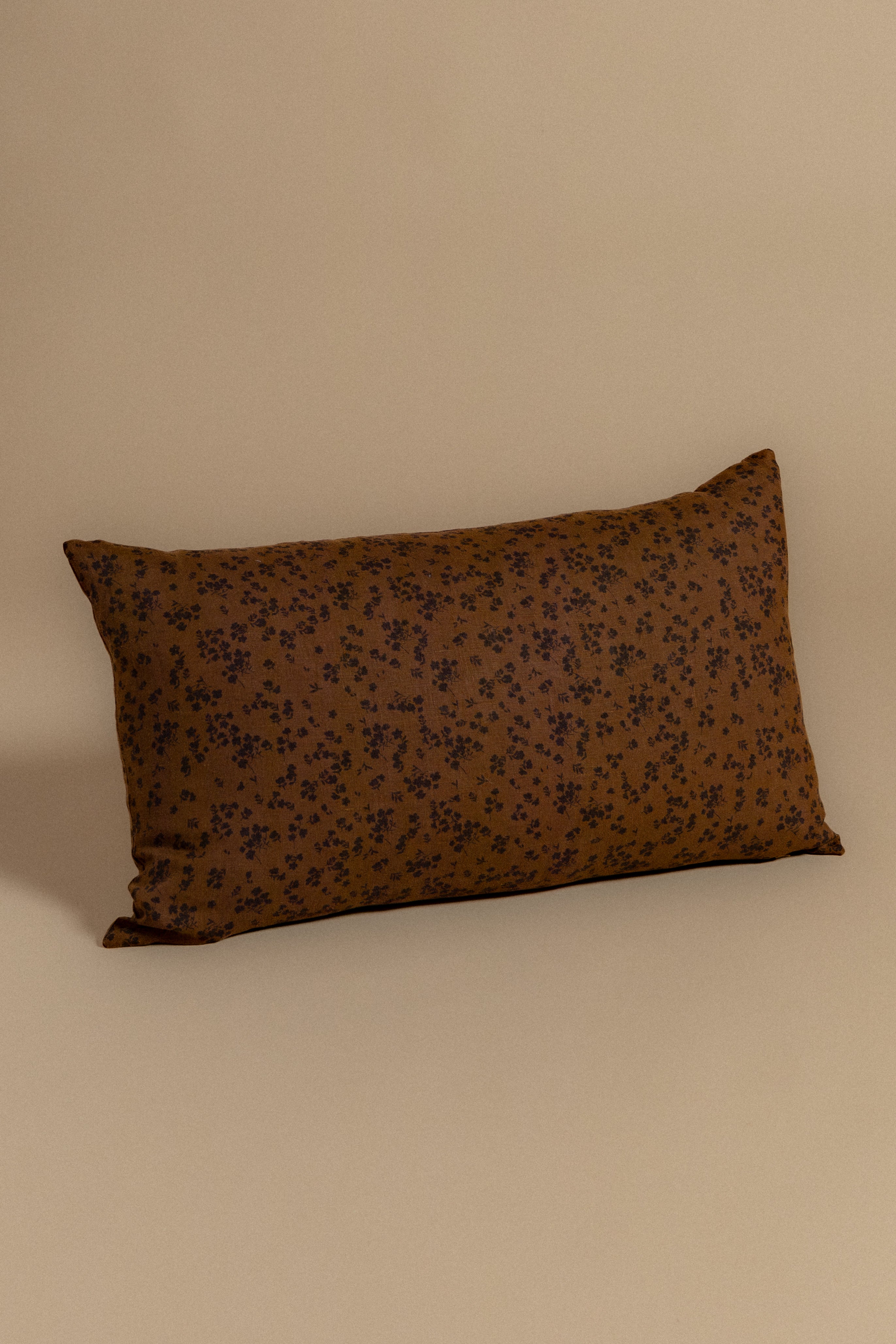 August Lumbar in Umber Flora