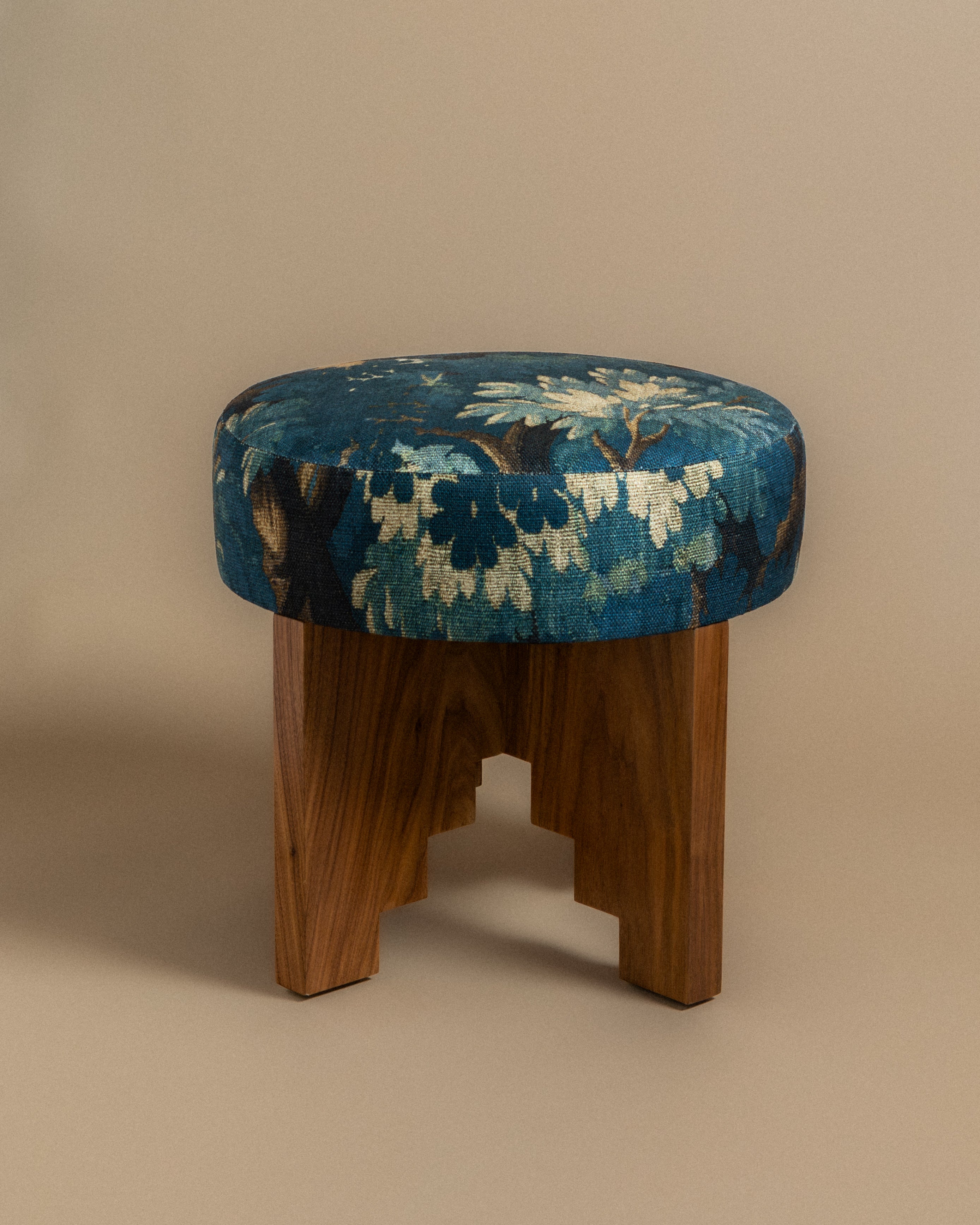 Odense Ottoman in Schwarzwald Bleu Nuit and Walnut